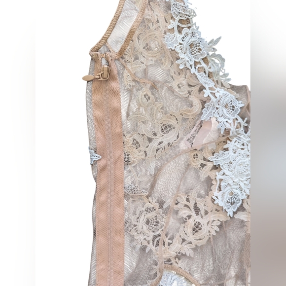 Victoria’s Secret Sheer Mesh Lace Bodysuit Nude White Floral Appliqué Size S - Picture 6 of 13